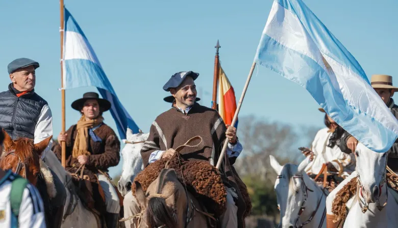 Valdés acompañó la partida de los peregrinos a caballo desde San Luis y destacó la fe de los correntinos