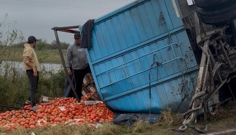 Esquina: Volcó un acoplado con tomates y morrones en la Ruta 12