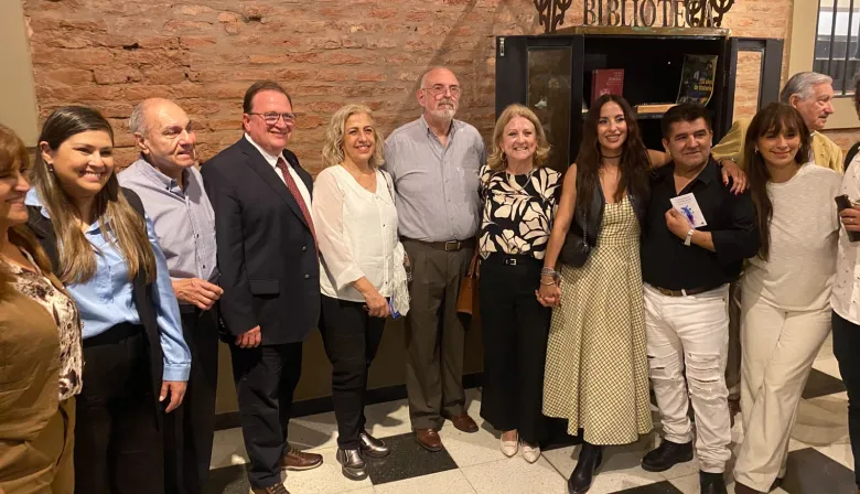 Se inauguró el Paseo Poético Marta Elgul de París con libros donados por Moni Munilla