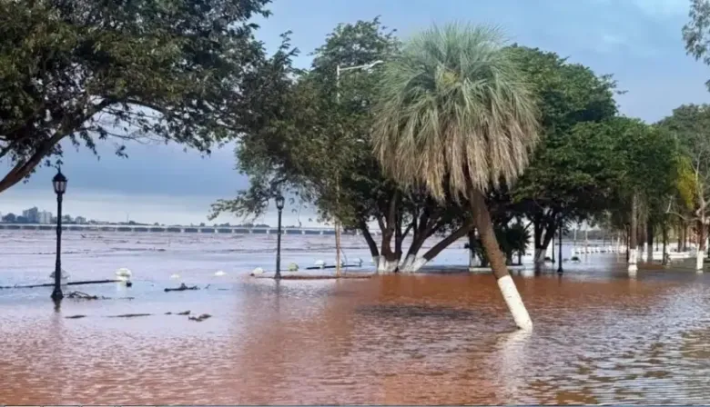 El río Uruguay desciende lentamente, pero continúa la asistencia a familias evacuadas en la costa correntina
