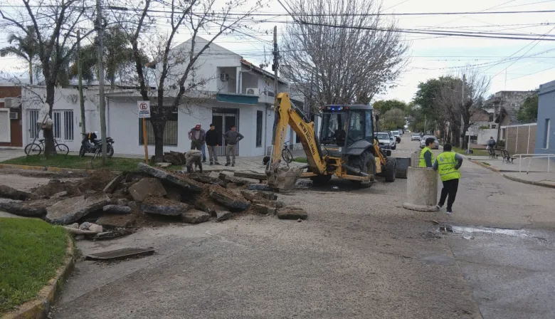 Esquina: Precaución al circular por Santa Rita y Constitución: hay media calzada habilitada por obras
