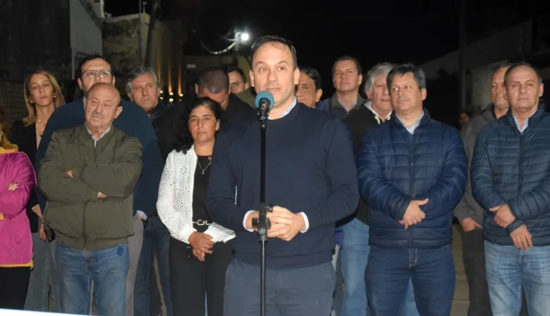 Intendente Hormaechea y vecinos inauguran nueva cuadra de pavimento