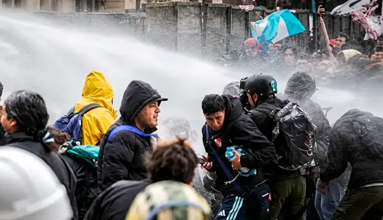 Incidentes frente al Congreso: manifestantes y policías se enfrentaron en la marcha por la Ley de Propiedad Privada