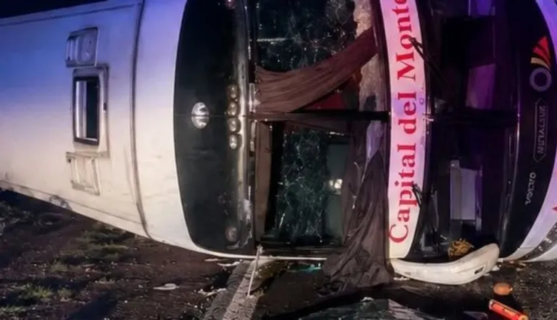 Tragedia: un colectivo volcó  y dejó una víctima fatal