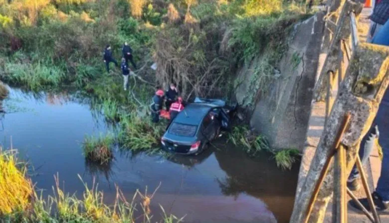 Despistó con su auto y terminó dentro de un arroyo en Curuzú Cuatiá