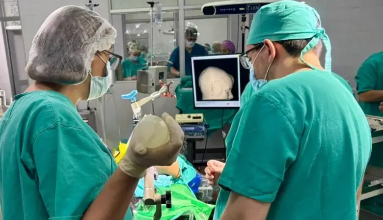 El hospital Juan Pablo II marcó un hito con su primera cirugía pediátrica con neuronavegación