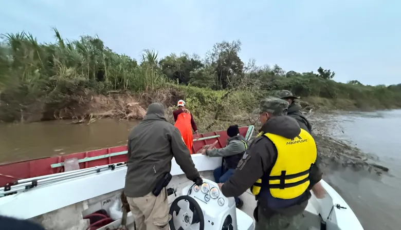 Lo sorprendieron pescando en zona vedada, sacó un cuchillo, amenazó a todos y huyó hacia el monte