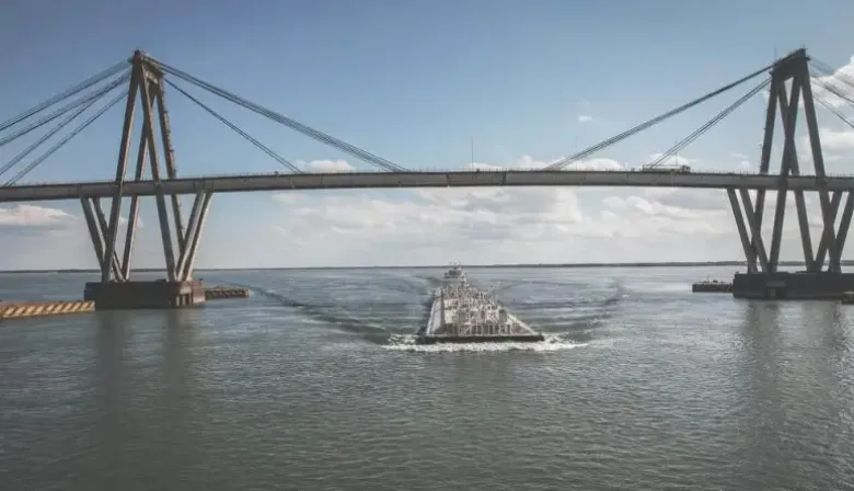 Tras el choque de un remolcador, crece la preocupación por las defensas del puente General Belgrano