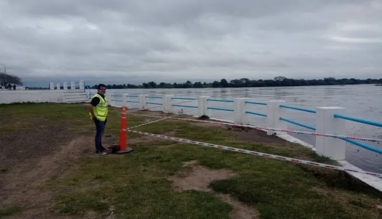 Delimitan un sector de la costanera de Esquina por riesgo de socavamiento