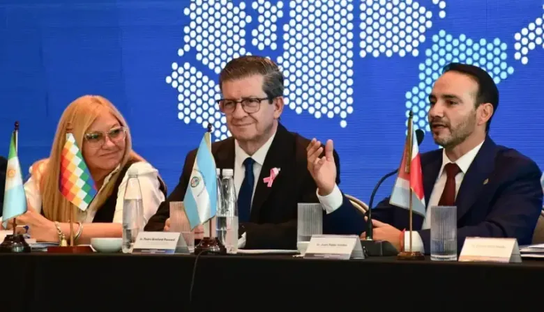 Valdés reclamó más federalismo y unidad regional en el cierre del Parlamento del Norte Grande