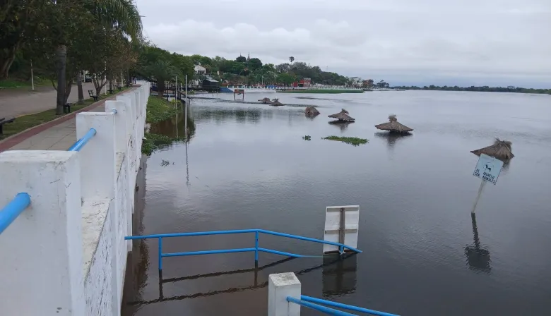 La creciente cubre la playa municipal de Esquina: las sombrillas quedaron bajo agua”