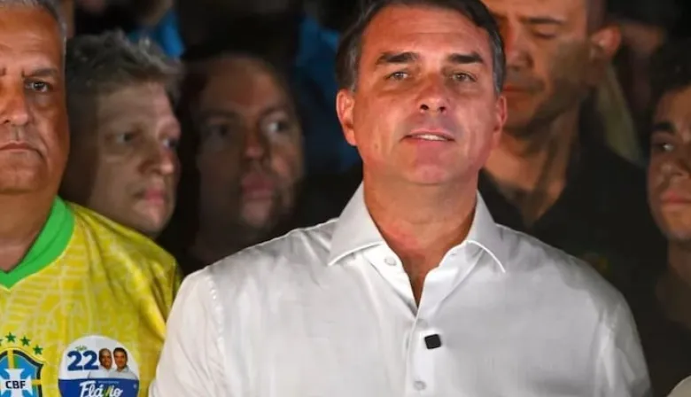 Migraciones confirmó que Flávio Bolsonaro viajó con su familia desde Argentina hacia Ecuador en un vuelo privado