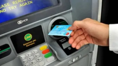 Comenzó el pago de sueldos a trabajadores estatales