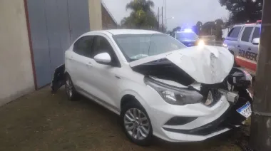 Esquina- Fuerte accidente en Ruta 12: un auto chocó contra un poste y su conductor se dio a la fuga