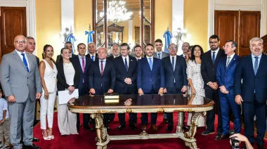 El gobernador Juan Pablo Valdés puso en funciones a los ministros de su gabinete