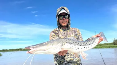 Corrientes prohibió la pesca en un sector del Paraná para proteger una concentración de surubíes
