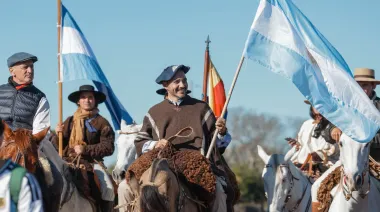 Valdés acompañó la partida de los peregrinos a caballo desde San Luis y destacó la fe de los correntinos