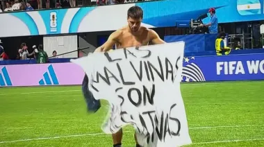 Los jugadores de Argentina exhibieron una bandera por Malvinas tras vencer a Inglaterra