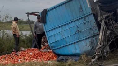 Esquina: Volcó un acoplado con tomates y morrones en la Ruta 12