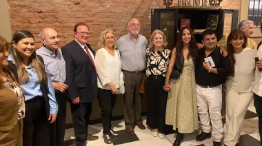 Se inauguró el Paseo Poético Marta Elgul de París con libros donados por Moni Munilla