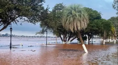El río Uruguay desciende lentamente, pero continúa la asistencia a familias evacuadas en la costa correntina