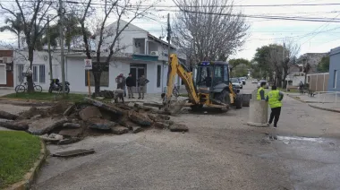 Esquina: Precaución al circular por Santa Rita y Constitución: hay media calzada habilitada por obras