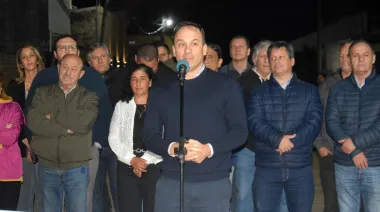 Intendente Hormaechea y vecinos inauguran nueva cuadra de pavimento