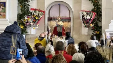 Miles de fieles llegan a Liniers para celebrar el día de San Cayetano y pedir por pan y trabajo