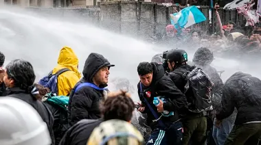 Incidentes frente al Congreso: manifestantes y policías se enfrentaron en la marcha por la Ley de Propiedad Privada