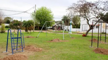 Esquina: Avanzan las obras para recuperar la Plaza Islas Malvinas y renovar su sector de juegos