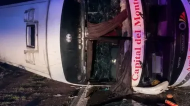Tragedia: un colectivo volcó  y dejó una víctima fatal