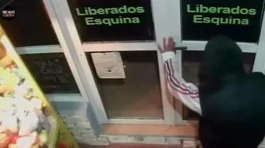 Esquina: rompió el acceso de un comercio y robó tres teléfonos durante la madrugada