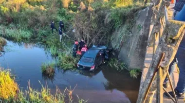 Despistó con su auto y terminó dentro de un arroyo en Curuzú Cuatiá