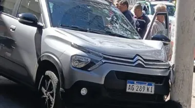 Perdió el control mientras estacionaba y terminó contra una columna en el centro de Esquina