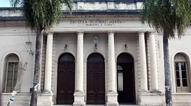 La Escuela Normal de Goya prohíbe ingresar con celulares: la medida rige desde el lunes