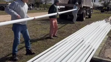 Esquina suma iluminación y nuevas obras: Olivetti anunció columnas para calle Antártida Argentina