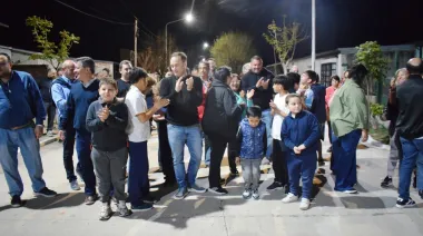 Con esfuerzo compartido, vecinos del barrio Rosembaum inauguraron una nueva cuadra asfaltada en Goya