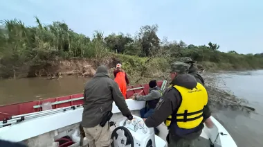 Lo sorprendieron pescando en zona vedada, sacó un cuchillo, amenazó a todos y huyó hacia el monte