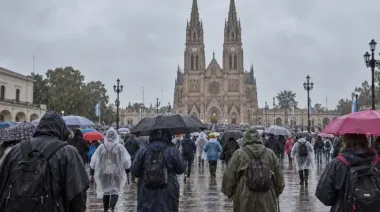 Bajo la lluvia, una multitud de fieles comenzó la Peregrinación a Luján para agradecerle y pedirle a la Virgen