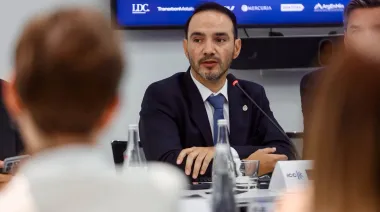 Valdés contó a los correntinos qué hizo en París: presentó el potencial de la provincia y buscó nuevas inversiones