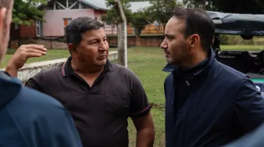 Frente a la crecida, Juan Pablo Valdés llevó la respuesta provincial hasta Apipé e Ituzaingó