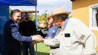 Esquina impulsa la producción rural con maquinaria agrícola y entrega de semillas a productores