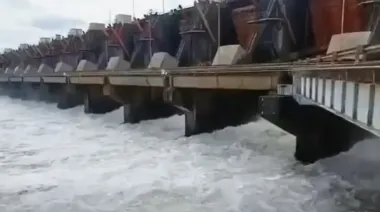 Crecida del Paraná: Yacyretá prevé caudales elevados hasta el viernes y monitorea la evolución del río