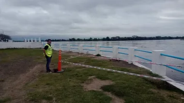 Delimitan un sector de la costanera de Esquina por riesgo de socavamiento