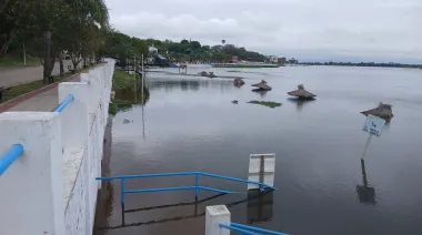 La creciente cubre la playa municipal de Esquina: las sombrillas quedaron bajo agua”