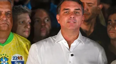 Migraciones confirmó que Flávio Bolsonaro viajó con su familia desde Argentina hacia Ecuador en un vuelo privado