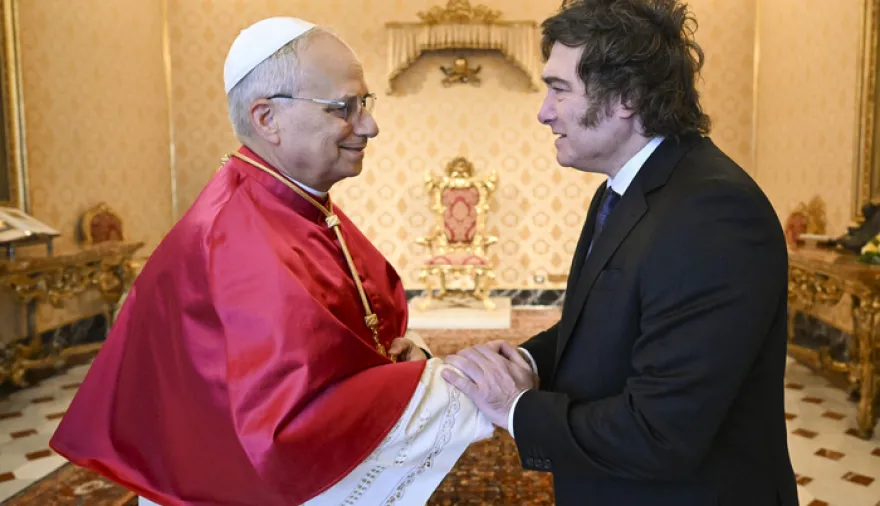 Milei se reunió con el Papa León XIV, quien le confirmó que visitará la Argentina