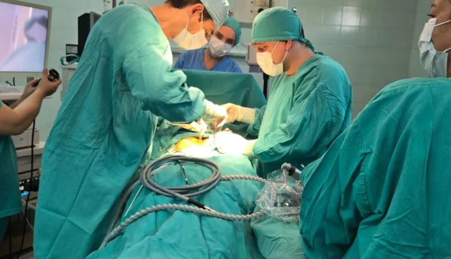 El hospital “El Salvador” realizó con éxito la primera cirugía laparoscópica