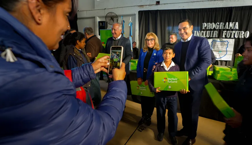 Valdés entregó 895 notebooks y valoró que la educación pública brinda oportunidades de construir futuro