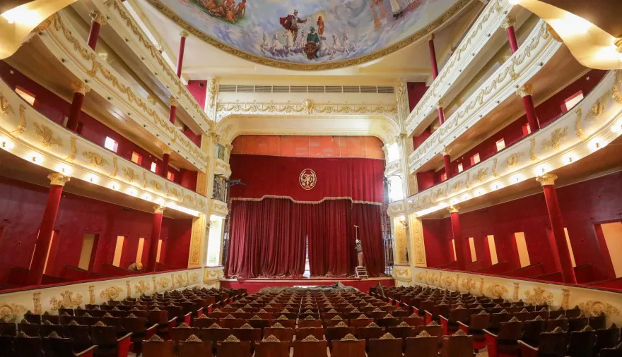 Valdés informó la finalización de las obras en el interior del Teatro Vera
